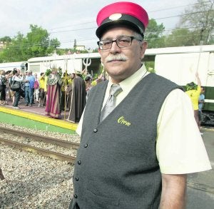 Ruben Fidalgo, jefe de estación de Arriondas, con el tren sellero a sus espaldas. ::
LUIS SEVILLA