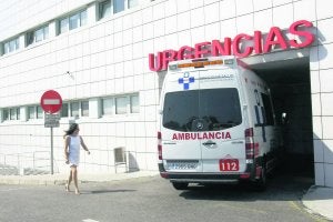 Entrada a las Urgencias del Hospital San Agustín, una pieza fundamental en la respuesta ante cualquier emergencia industrial.  ::                             SERGIO LÓPEZ