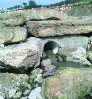 Una de las tuberías que vierten a la playa de la Ribera. ::                             E. C.
