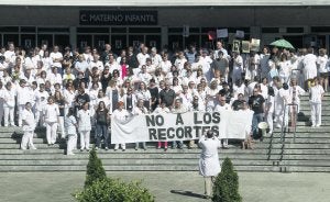 Concentración ante el Materno-Infantil, en el HUCA, contra los recortes en el sector público. ::                             MARIO ROJAS