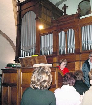 En la imagen, la organista Isabel Barbón, al fondo, durante los ensayos de las novenas del Cristo del Socorro. ::                             G.-P.