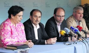 El presidente de la FACC, Antonio de Luis Solar, valorando la reforma local que plantea el Gobierno central respaldado por los vicepresidentes Rosa Domínguez de Posada, José Avelino Sánchez y Francisco Javier Parajón, ayer, en Oviedo. ::                             MARIO ROJAS