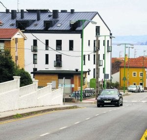Un coche circula por un tramo de la calle San Félix donde, en días de fuertes precipitaciones, se producen los vertidos. ::                             P. G.-PUMARINO
