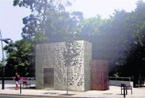 'Celosía'. La propuesta de José Antonio Pérez Lastra plantea revestir las actuales estructuras con chapas metálicas perforadas que se adosarían a las fachadas. También se instalarían tiras de luces led que convertirían la caseta en una gran luminaria urbana. ::                             PURIFICACIÓN CITOULA