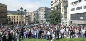 Manifestación en la plaza del Carbayón, en Oviedo, en apoyo a los encerrados en el Sespa, a los que se pueden ver en las ventanas. ::                             MARIO                             ROJAS