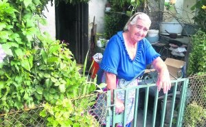 Inocencia Gutiérrez, en su casa de Baíña, donde ha vivido toda su vida. Tiene 84 años y ve cómo su pueblo se queda sin gente. ::
J. C. ROMÁN