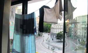 La colada de algunos de los sindicalistas encerrados, tendida ayer en la sede del Sespa. ::                             E. C.