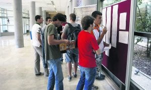 Alumnos de la Universidad de Oviedo, en el campus de Mieres. ::                             JESÚS MANUEL PARDO