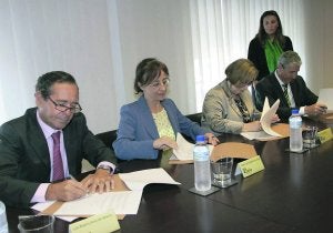 El director general de HC, Luis Álvarez Arias de Velasco, la consejera Belén Fernández, la presidenta del puerto de Gijón, Rosa Aza, y el director de Telefónica en Asturias, Isaac García, firman los convenios. ::                             P. U.