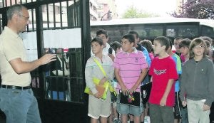 Alumnos del IES gijonés Doña Jimena, a las puertas del centro el primer día del curso pasado. ::                             PALOMA UCHA