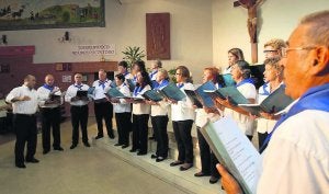 La coral de La Providencia, durante su recital en El Coto. ::
PIÑA