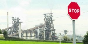 Imagen de los hornos altos de ArcelorMittal en la factoría de Gijón. ::                             JOSÉ SIMAL