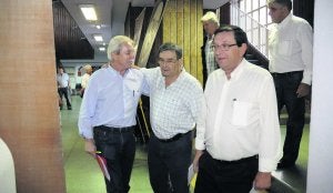Justo Rodríguez Braga, Manuel Fernández, 'Lito', y Eduardo Donaire, ayer en la sede de UGT en Oviedo. ::                             JESÚS DÍAZ