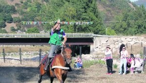 Carrera de de cintas a caballo en Villallana (Lena). :: J.M.PARDO