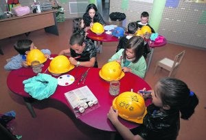 Taller infantil de customización de cascos siderúrgicos. ::                             J. M. PARDO