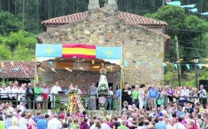 Cientos de peregrinos asistieron a los actos religiosos celebrados en Guimarán. ::                             P. G.-P.