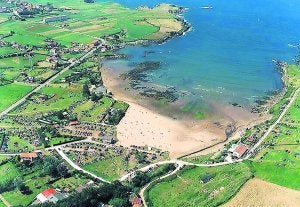 Vista aérea del entorno de la playa de Bañugues, pendiente de la contratación de las obras de recuperación ambiental desde 1989. ::                             E.C.