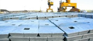 Lingotes de Asturiana de Zinc (AZSA) en el puerto de Avilés. ::                             MARIETA ÁLVAREZ SANJURJO