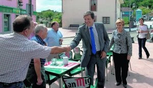 El presidente del Principado saluda a un vecino, ayer, a su llegada a Santullano. ::                             EFE