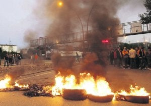 Barricada a la entrada de las instalaciones de ArcelorMittal en Avilés. ::                             SERGIO LÓPEZ