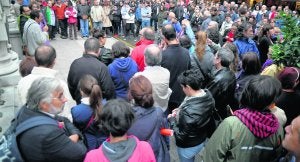 En Oviedo, los manifestantes se reunieron frente a la Junta General del Principado. ::                             JESÚS DÍAZ
