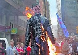 Los manifestantes quemaron ayer un monigote de Rajoy. ::                             J. BILBAO