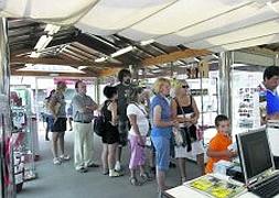 Algunos de los turistas que visitaron la región en agosto reciben información en Gijón. ::                             JOAQUÍN BILBAO