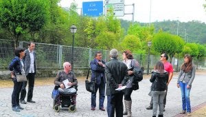 Llamazares y Sánchez Ramos, durante la visita de ayer. ::
JESÚS DÍAZ