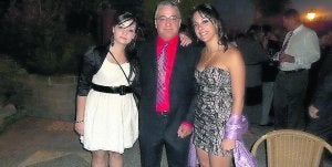 Katia Esteban Casielles (izquierda) junto a su padre, Ángel María Esteban Sanz, y su hermana Tania. ::
E. C.