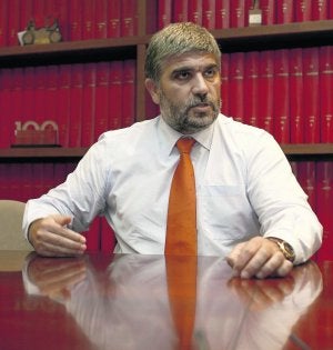Jacinto Braña, director general de Políticas Sociales, en la hemeroteca de EL COMERCIO. ::                             PALOMA UCHA
