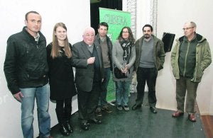Rubén Peláez, de Camoca; Ángela González Mieres, investigadora gijonesa; Agustín Hevia Ballina, canónigo de la Catedral; Roberto Cornedo, también de Camoca, y Laura Piñuela, José Ignacio Ruiz y José Carlos García Ramos, los tres del equipo científico del Museo Jurásico. ::                             PALOMA UCHA