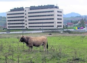 Un bloque de viviendas en La Lloral, en San Claudio ::                             MARIO ROJAS