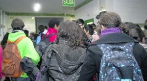 Alumnado del IES Nº 1 de Gijón, durante un descanso entre clase y clase. ::                             JOAQUÍN BILBAO