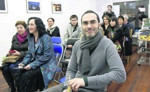 Eduardo Yagüe con el público de la proyección. ::
JOAQUÍN BILBAO