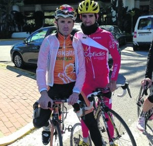 Samu Sánchez, a la izquierda, y Dani Navarro, en Estepona, donde ambos ciclistas asturianos se entrenaron esta semana. ::
E. C.