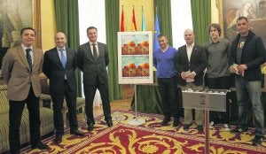 Palacios, Oliveira, Lozano, Tuero, Barbillo, Testa y Lacarra, ayer, en el Ayuntamiento de Gijón. ::                             J. BILBAO