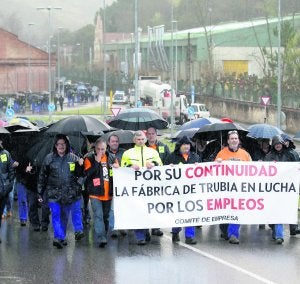 Los trabajadores de la fábrica de armas de Trubia, al fondo, en una de las marchas a pie hasta Oviedo para luchar por la continuidad de los empleos. ::                             MARIO ROJAS