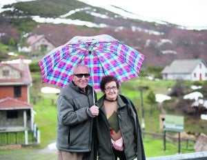 Ramón y Amalia, historia viva ya del puerto de Tarna, posan frente a su establecimiento. ::
J. C. ROMÁN