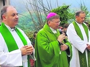 Juan Antonio Menéndez, en el centro, junto a Fernández Sangrador y González Llaca. La misa tuvo que concelebrarse a las puertas del templo ante la nutrida asistencia de fieles. ::                             TPA