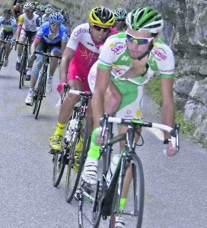 Dani Navarro, en un momento de la etapa de ayer, tras el corredor francés del Sojasun, Jean Marc Marino. ::
JACKY NAEGELEN / REUTERS