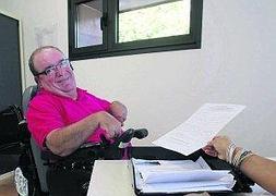 Rafael Funes, tramitando su solicitud de asistente. ::                             JUAN CARLOS ROMÁN