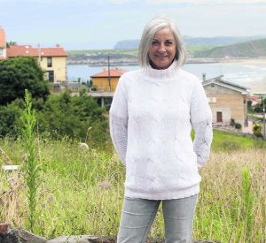 Ana Barbolla, en el patio de la escuela, sede de la asociación. Al fondo, la playa de Salinas. ::                             MARIETA