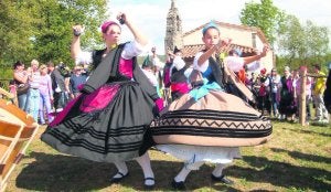 La agrupación 'Picos de Europa' ofreció un selecto festival de bailes asturianos junto a la capilla. ::                             G. F. B.