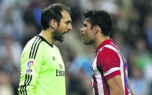 El atlético Diego Costa, a la derecha, se encara con el madridista Diego López, en el Bernabeú. ::
REUTERS