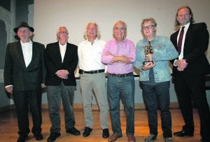 Foto de familia de los premiados en el Salón del Cómic junto a Arbesú. ::
PALOMA UCHA