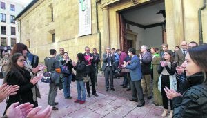 Un momento de la concentración, con el exvicerrector de Investigación, Santiago García Granda, en el medio. ::
MARIO ROJAS