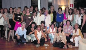 Grupo de antiguas alumnas del colegio gijonés de San Vicente de Paul que se reunieron para compartir una cena y recordar aquellos años estudiantiles.
