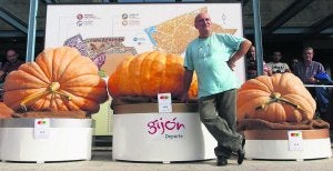 Yuma con tres calabazas gigantes. La del medio pesa 423 kilos. ::
A. D. F.