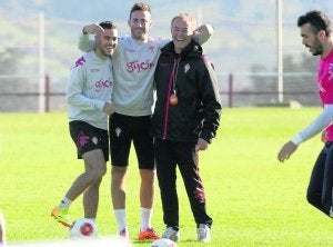 Álex Menéndez, en el centro, bromea durante un entrenamiento con Juan Mera y el preparador físico, Gerardo Ruiz. ::                             P. CITOULA