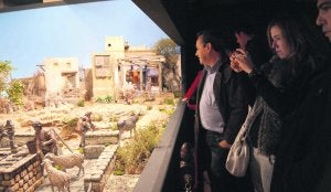 Varias personas visitan el belén de La Oliva, instalado en la Fundación Cardín. ::                             L. I. A.